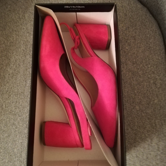 Suede Fuchsia Slingback Pumps. Size 6 1/2. - Picture 6 of 7